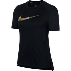 Koszulka Nike Miler Metallic T-Shirt W Czarna. Czarne bluzki sportowe damskie Nike, bez wzorów, bez kołnierzyka, z krótkim rękawem, krótkie, bez kaptura, do biegania, dri-fit (nike). Za 69,99 zł.