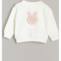 Bluza z futrzaną aplikacją - Kremowy. Białe bluzy damskie Reserved, z aplikacjami, z futra, bez rękawów, bez kaptura. Za 49,99 zł.