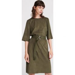 Sukienka z paskiem - Khaki. Brązowe sukienki damskie Reserved, s, bez wzorów, bez kołnierzyka, bez rękawów. Za 89,99 zł.