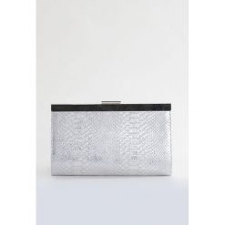 Elegancka, wzorzysta kopertówka. Szare torebki na łańcuszku marki Monnari, z satyny, eleganckie, na ramię, małe. Za 69,50 zł.