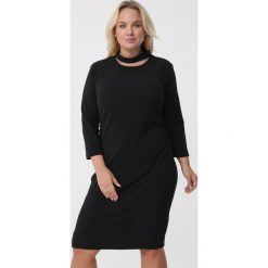 Czarna Sukienka Grytha. Czarne sukienki damskie Born2be, bez wzorów, eleganckie, z okrągłym kołnierzem, bez rękawów, midi. Za 69,99 zł.