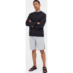 Bermudy jogging z lampasami. Szare spodenki i szorty męskie Pull&Bear, m, bez wzorów. Za 69,90 zł.