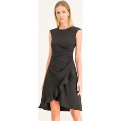 Sukienka koktajlowa DKNY DD9K1278. Czarne sukienki damskie DKNY, bez wzorów, wizytowe, bez kołnierzyka, bez rękawów. W wyprzedaży za 389,00 zł.