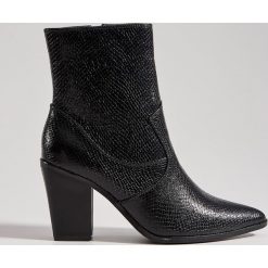 Botki z wysoką cholewką - Czarny. Czarne botki damskie Mohito, przed kolano, na wysokim obcasie, bez zapięcia. Za 199,99 zł.