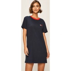 Tommy Jeans - Sukienka. Niebieskie sukienki damskie Tommy Jeans, na co dzień, s, z aplikacjami, z bawełny, casualowe, z okrągłym kołnierzem, z krótkim rękawem, krótkie, mini, proste. W wyprzedaży za 249,90 zł.