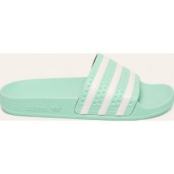Adidas Originals - Klapki. Zielone klapki damskie adidas Originals, bez wzorów, z gumy, bez obcasa, na obcasie. W wyprzedaży za 149,90 zł.