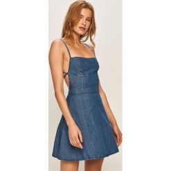 Pepe Jeans - Sukienka jeansowa Dazzle. Niebieskie sukienki damskie Pepe Jeans, na co dzień, s, bez wzorów, z bawełny, casualowe, z okrągłym kołnierzem, bez rękawów, mini, rozkloszowane. Za 339,90 zł.