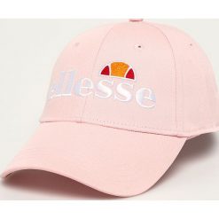Ellesse - Czapka. Różowe czapki damskie Ellesse, z nadrukiem, z bawełny. W wyprzedaży za 99,90 zł.