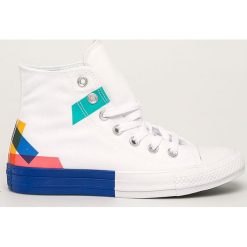 Converse - Trampki. Białe trampki i tenisówki damskie Converse, bez wzorów, z gumy, na sznurówki. W wyprzedaży za 259,90 zł.