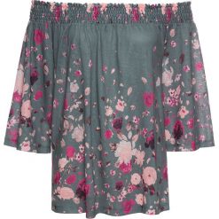 Bluzka shirtowa z dekoltem "carmen" bonprix zielony eukaliptusowy z nadrukiem. Zielone bluzki z odkrytymi ramionami marki bonprix, z nadrukiem, z kołnierzem typu carmen. Za 79,99 zł.