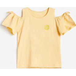 Bawełniany t-shirt z odkrytymi ramionami - Beżowy. Brązowe t-shirty damskie Reserved, bez wzorów, z bawełny, bez kołnierzyka. W wyprzedaży za 15,99 zł.