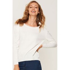 Sweter z asymetrycznym dołem - Kremowy. Białe swetry klasyczne damskie marki House, l, z asymetrycznym kołnierzem. Za 59,99 zł.
