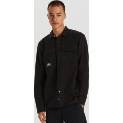 Koszula o kroju comfort - Czarny. Czarne koszule męskie Cropp, s, bez wzorów, bez kołnierzyka, bez rękawów. W wyprzedaży za 59,99 zł.