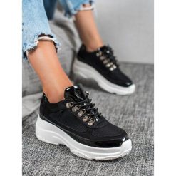 CZARNE BUTY SPORTOWE. Czarne buty sportowe damskie MARQUIZ, bez wzorów, ze skóry ekologicznej, sportowe. Za 71,90 zł.
