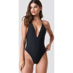 NA-KD Swimwear Strój kąpielowy z dekoltem v - Black. Czarne stroje kąpielowe damskie NA-KD Swimwear, bez wzorów, z materiału. Za 121,95 zł.
