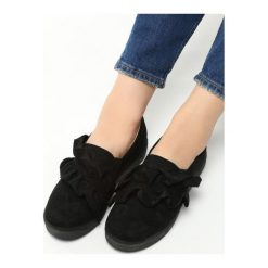 Czarne Slip On Hux. Czarne trampki damskie slip on Born2be, z aplikacjami, ze skóry. Za 59,99 zł.
