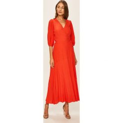 Calvin Klein - Sukienka. Czerwone sukienki damskie Calvin Klein, na co dzień, bez wzorów, z poliesteru, casualowe, bez kołnierzyka, bez rękawów, midi, rozkloszowane. Za 699,90 zł.