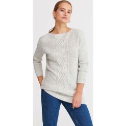 Sweter z ozdobnym splotem - Jasny szary. Szare swetry damskie Reserved, s, bez wzorów, ze splotem, bez rękawów, bez kaptura. Za 99,99 zł.