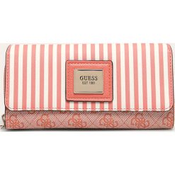 Guess Jeans - Portfel. Różowe portfele damskie Guess Jeans, z aplikacjami, z poliesteru. Za 289,90 zł.