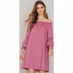 NA-KD Boho Sukienka z odkrytymi ramionami i wiązaniem z tyłu - Pink,Purple. Różowe sukienki boho marki NA-KD Boho, z falbankami, midi. W wyprzedaży za 38,99 zł.