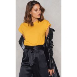 Rut&Circle Klasyczny T-shirt Ellen - Yellow. Żółte t-shirty damskie Rut&Circle, z klasycznym kołnierzykiem. Za 80,95 zł.