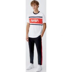 Koszulka NASA z pasami. Białe koszulki męskie Pull&Bear, m, bez wzorów, bez kołnierzyka, z krótkim rękawem, krótkie. Za 59,90 zł.