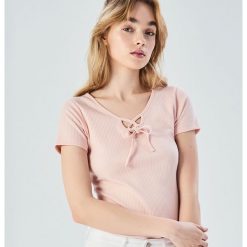 T-shirt z wiązaniem na dekolcie - Różowy. Różowe t-shirty damskie Sinsay, s, bez wzorów, bez kołnierzyka. Za 29,99 zł.
