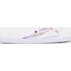 Versace Jeans - Japonki. Białe klapki damskie Versace Jeans, bez wzorów, z jeansu, bez obcasa. W wyprzedaży za 139,90 zł.