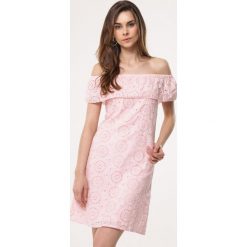 Jasnoróżowa Sukienka Take Point. Różowe sukienki damskie Born2be, na lato, s, bez wzorów, eleganckie, bez kołnierzyka, bez rękawów, z odkrytymi ramionami. Za 99,99 zł.