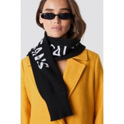 Calvin Klein Szalik J Calvin Klein Cuff - Black. Czarne bez kategorii Calvin Klein, z napisami, z jeansu. W wyprzedaży za 131,47 zł.
