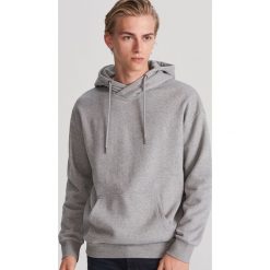 Gładka bluza z kapturem - Jasny szary. Szare bluzy męskie Reserved, s, bez wzorów, z kapturem, bez rękawów, z kapturem. Za 89,99 zł.