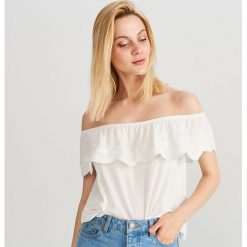 Bluzka hiszpanka - Kremowy. Białe bluzki damskie Reserved, s, bez wzorów, bez kołnierzyka, bez rękawów. Za 49,99 zł.