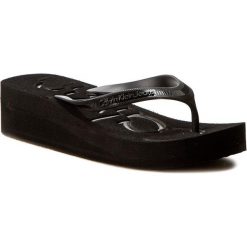 Japonki CALVIN KLEIN JEANS - Tamber R4117 Black/Black. Czarne klapki damskie Calvin Klein Jeans, w paski, z jeansu, bez obcasa, na koturnie. W wyprzedaży za 129,00 zł.