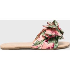 Answear - Klapki. Czarne klapki damskie ANSWEAR, bez wzorów, z gumy, bez obcasa, na obcasie. W wyprzedaży za 49,90 zł.