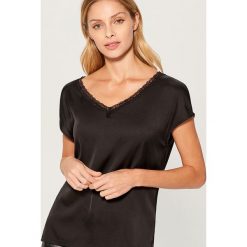 Koszulka z koronkową lamówką - Czarny. Czarne t-shirty damskie Mohito, l, z koronki. Za 59,99 zł.