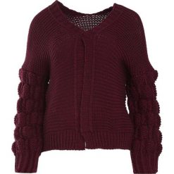 Ciemnobordowy Kardigan Lone Survivor. Czerwone kardigany damskie Born2be, uniwersalny. Za 79,99 zł.