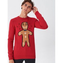 Sweter ze świątecznym motywem - Czerwony. Czerwone swetry damskie House, s, bez wzorów, wizytowe, bez rękawów, bez kaptura. Za 79,99 zł.