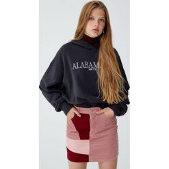 Patchworkowa spódnica ze sztruksu. Czerwone spódniczki jeansowe marki Pull&Bear. Za 99,90 zł.