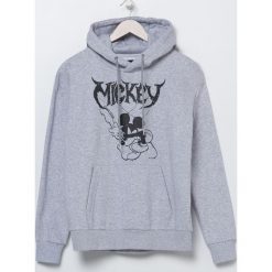 Bluza z Myszką Mickey -. Bluzy męskie Sinsay, xl, z motywem z bajki, bez kołnierzyka, bez rękawów, bez kaptura. Za 59,99 zł.