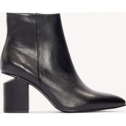 Botki damskie: NA-KD Exclusive Skórzane botki z wycięciem w obcasie – Black