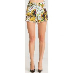 SZORTY VERSACE JEANS COUTURE. Żółte szorty damskie Versace Jeans Couture, z aplikacjami, z elastanu. Za 1149,00 zł.