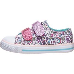 Sneakersy w kolorze białym ze wzorem. Białe trampki dziewczęce Billowy, bez wzorów, bez zapięcia. W wyprzedaży za 65,95 zł.