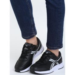 Czarne Buty Sportowe Out Of Reach. Czarne buty sportowe damskie Born2be, z aplikacjami, sportowe. Za 79,99 zł.