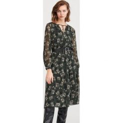 Wzorzysta sukienka z paskiem - Khaki. Brązowe sukienki damskie Reserved, s, bez wzorów, bez kołnierzyka, bez rękawów. W wyprzedaży za 119,99 zł.