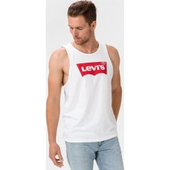 Levi's Podkoszulek Biały. Białe podkoszulki męskie Levi's®, s, z nadrukiem, z bawełny, bez kołnierzyka. Za 102,95 zł.