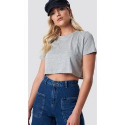 NA-KD Basic Krótki T-shirt oversize - Grey. Szare t-shirty damskie marki NA-KD Basic, bez wzorów, z bawełny, klasyczne, bez kołnierzyka. W wyprzedaży za 20,47 zł.