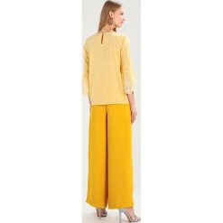 Bluzki asymetryczne: Cortefiel VICHY PRINT WITH EMBROIDED BELL SHAPE CUFFS Bluzka yellows