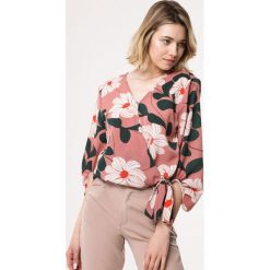 Różowa Bluzka Dahlia. Różowe koszule damskie Born2be, xl, w kwiaty, bez kołnierzyka, z długim rękawem. Za 49,99 zł.