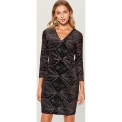 Dopasowana sukienka w geometryczne wzory - Czarny. Czarne sukienki marki Mohito, l, w geometryczne wzory, dopasowane. Za 129,99 zł.