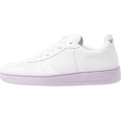 Veja V10 Sneakersy niskie extra white/lilas. Białe trampki i tenisówki damskie marki Veja, bez wzorów, ze skóry, bez zapięcia. Za 529,00 zł.